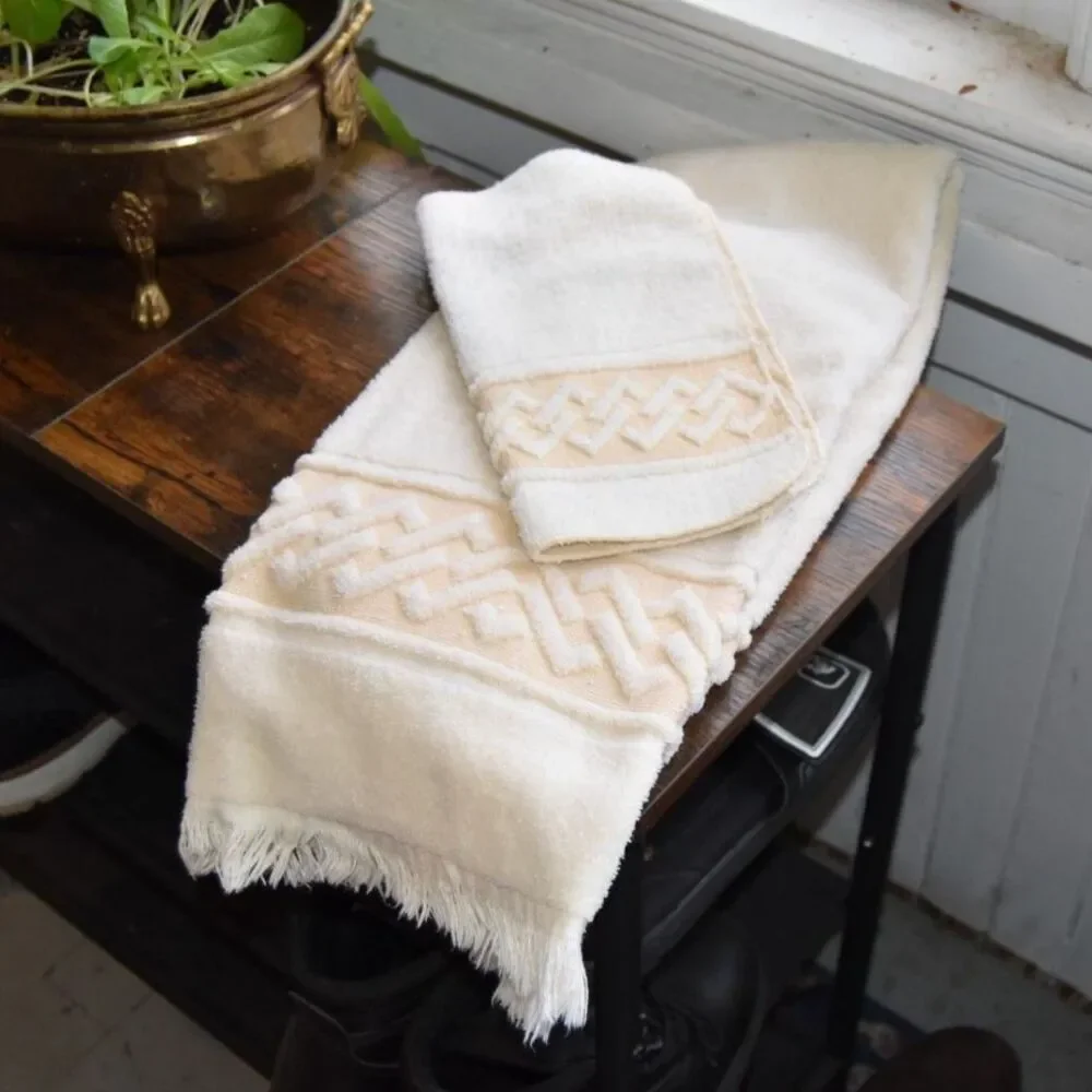 Vintage Lady Pepperell 2 Pc Towel Set Cream Geometric Fringe USA Made